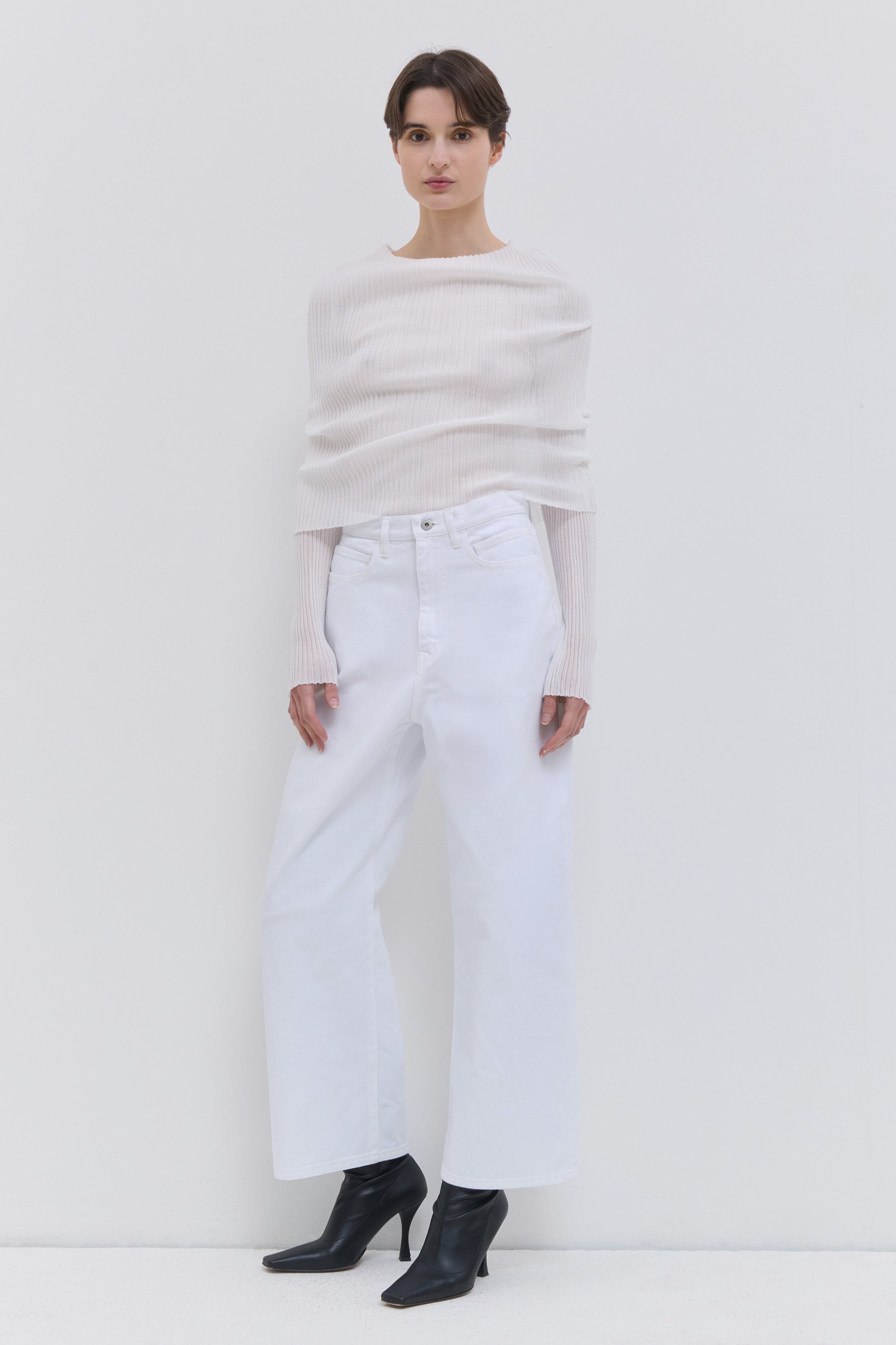 Optical white cropped wide-leg denim pants with a five-pocket design.