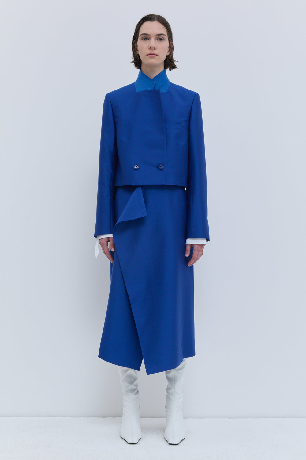 Deep blue cropped jacket with long sleeves and chest pocket