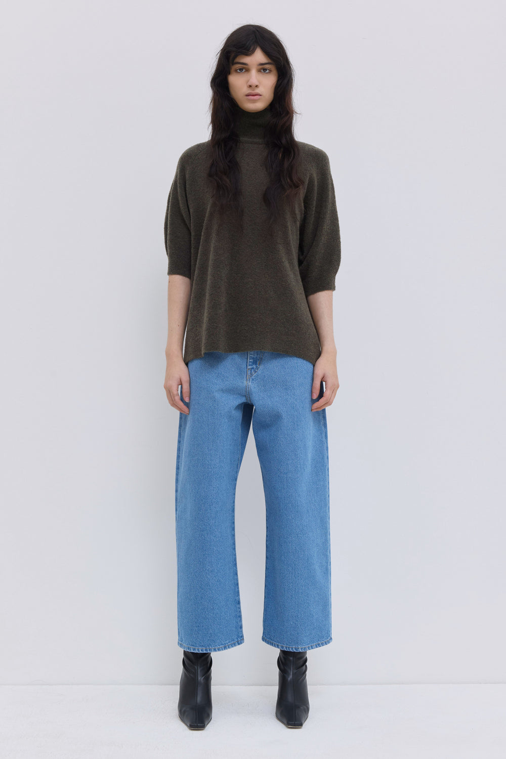 Forest bouclé turtleneck knit top with short sleeves and relaxed fit.