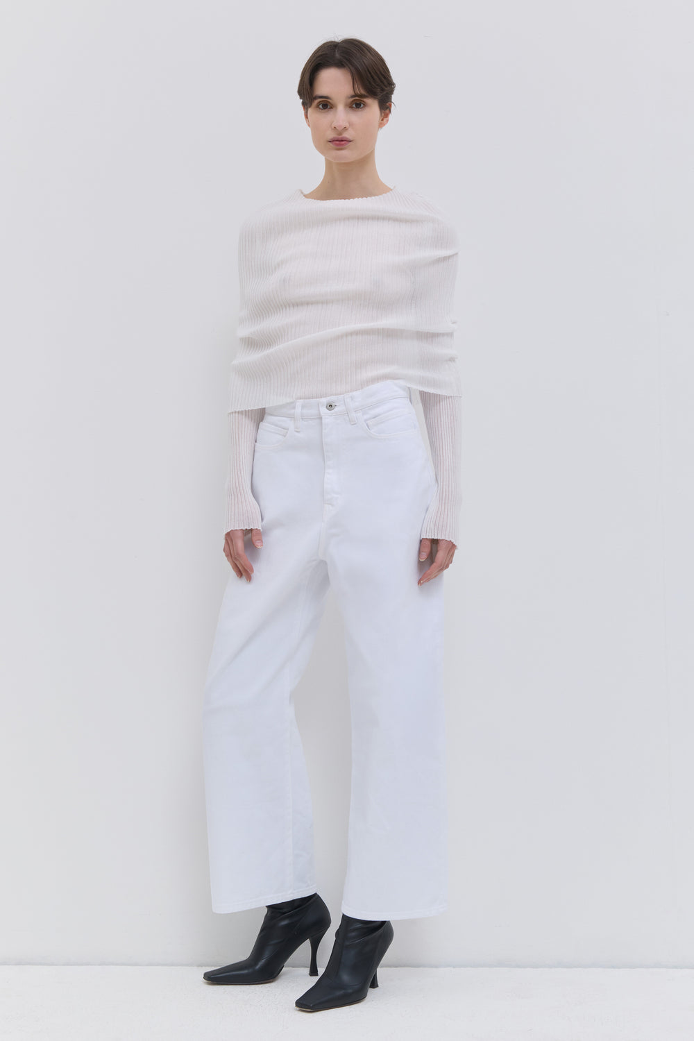 Optical white cropped wide-leg denim pants with a five-pocket design.